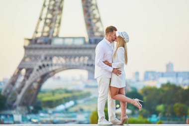 Romantik Çift bir tarih olan Eiffel tower yakınındaki. Şehrin keyfini turistler de Paris