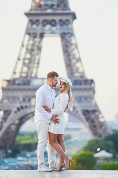 Romantik Çift Bir Tarih Olan Eiffel Tower Yakınındaki Şehrin Keyfini — Stok fotoğraf