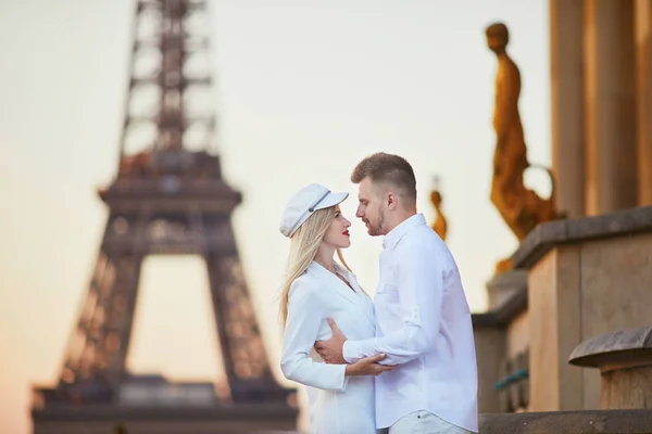 Una Pareja Romántica Que Tiene Una Cita Cerca Torre Eiffel —  Fotos de Stock
