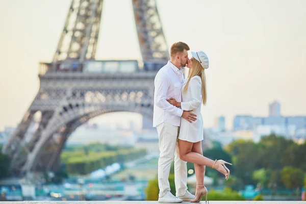 Couple Romantique Ayant Rendez Vous Près Tour Eiffel Touristes Paris — Photo