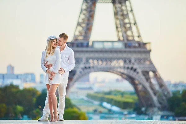 Romantik Çift Bir Tarih Olan Eiffel Tower Yakınındaki Şehrin Keyfini — Stok fotoğraf