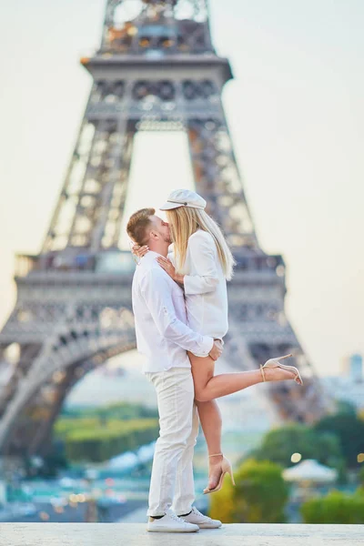 Casal Romântico Ter Encontro Perto Torre Eiffel Turistas Paris Desfrutam — Fotografia de Stock