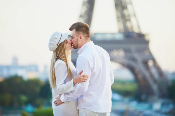 Coppia Romantica Che Appuntamento Vicino Alla Torre Eiffel Turisti Parigi — Foto Stock