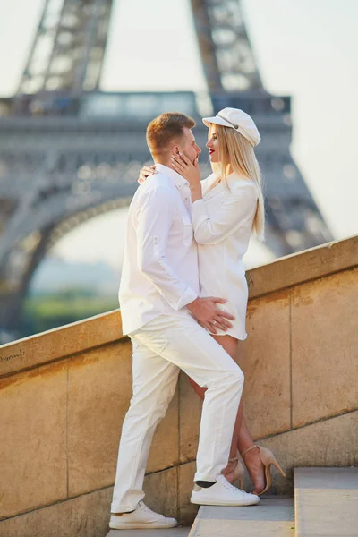 Couple Romantique Ayant Rendez Vous Près Tour Eiffel Touristes Paris — Photo