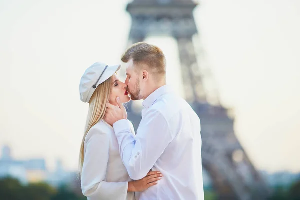 Couple Romantique Ayant Rendez Vous Près Tour Eiffel Touristes Paris — Photo