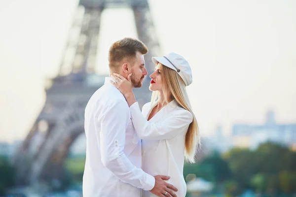 Casal Romântico Ter Encontro Perto Torre Eiffel Turistas Paris Desfrutam — Fotografia de Stock