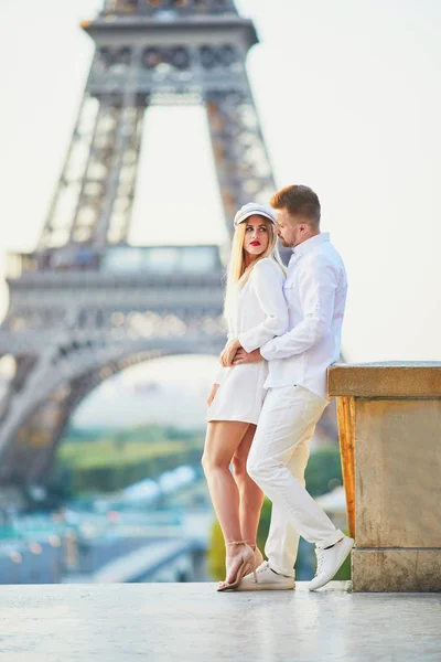 Casal Romântico Ter Encontro Perto Torre Eiffel Turistas Paris Desfrutam — Fotografia de Stock