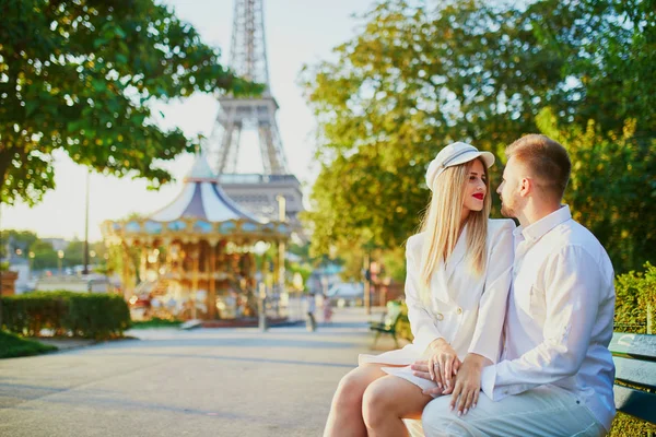 Romantiska Par Ett Datum Nära Eiffeltornet Turister Paris Njuter Staden — Stockfoto