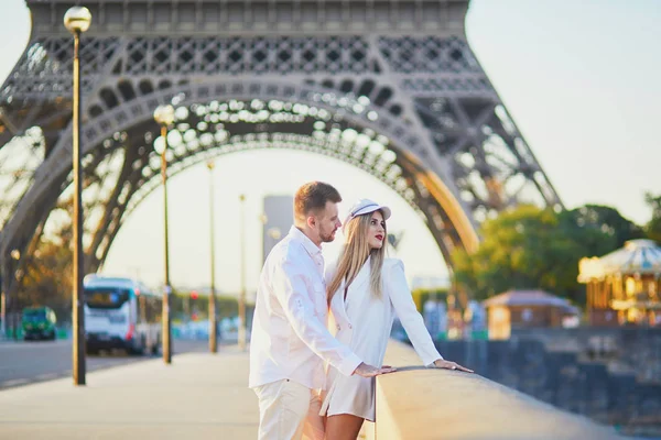 Romantik Çift Bir Tarih Olan Eiffel Tower Yakınındaki Şehrin Keyfini — Stok fotoğraf