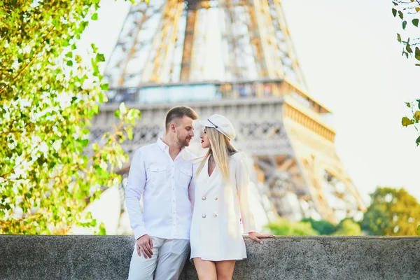 Romantik Çift Bir Tarih Olan Eiffel Tower Yakınındaki Şehrin Keyfini — Stok fotoğraf