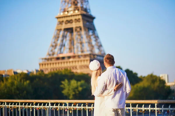 Casal Romântico Ter Encontro Perto Torre Eiffel Turistas Paris Desfrutam — Fotografia de Stock