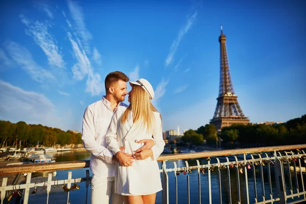 ロマンチックなカップルのデートをエッフェル塔の近く 街を楽しむパリの観光客 — ストック写真