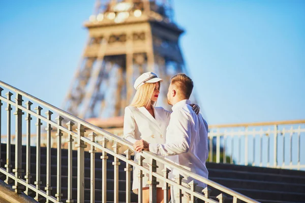 Una Pareja Romántica Que Tiene Una Cita Cerca Torre Eiffel —  Fotos de Stock