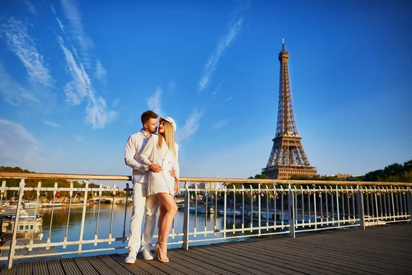 Cuplu Romantic Întâlnire Lângă Turnul Eiffel Turiștii Din Paris Bucură — Fotografie, imagine de stoc