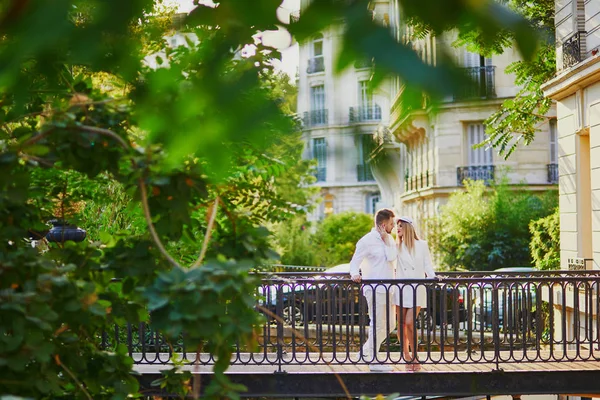 Ρομαντικό Ζευγάρι Έχοντας Μια Ημερομηνία Στο Παρίσι Τουρίστες Στη Γαλλία — Φωτογραφία Αρχείου