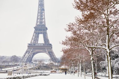 Yoğun karlı bir günde Eyfel Kulesi 'nin manzarası. Paris 'te alışılmadık hava koşulları