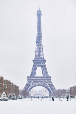 Yoğun karlı bir günde Eyfel Kulesi 'nin manzarası. Paris 'te alışılmadık hava koşulları
