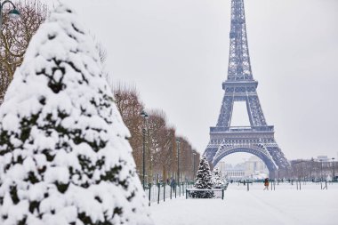 Yoğun karlı bir günde Eyfel Kulesi 'nin manzarası. Paris 'te alışılmadık hava koşulları