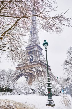 Yoğun karlı bir günde Eyfel Kulesi 'nin manzarası. Paris 'te alışılmadık hava koşulları