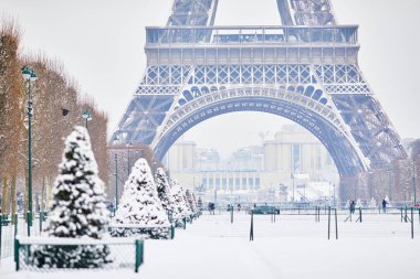 Yoğun karlı bir günde Eyfel Kulesi 'nin manzarası. Paris 'te alışılmadık hava koşulları