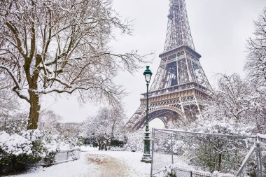 Yoğun karlı bir günde Eyfel Kulesi 'nin manzarası. Paris 'te alışılmadık hava koşulları