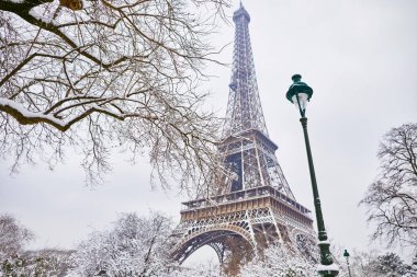 Yoğun karlı bir günde Eyfel Kulesi 'nin manzarası. Paris 'te alışılmadık hava koşulları