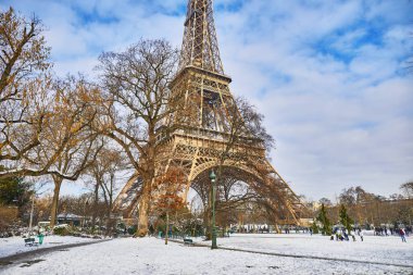 Yoğun karlı bir günde Eyfel Kulesi 'nin manzarası. Paris 'te alışılmadık hava koşulları