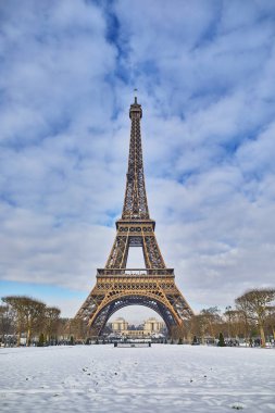 Yoğun karlı bir günde Eyfel Kulesi 'nin manzarası. Paris 'te alışılmadık hava koşulları