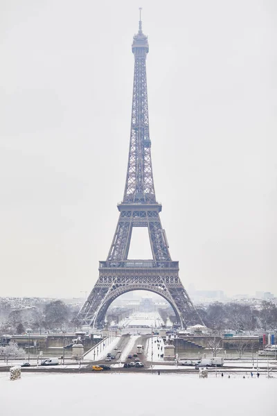 Vistas Panorámicas Torre Eiffel Día Con Mucha Nieve Condiciones Meteorológicas — Foto de Stock