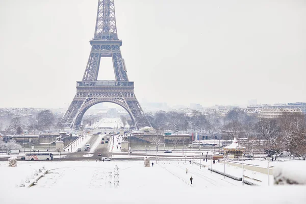 Vistas Panorámicas Torre Eiffel Día Con Mucha Nieve Condiciones Meteorológicas — Foto de Stock