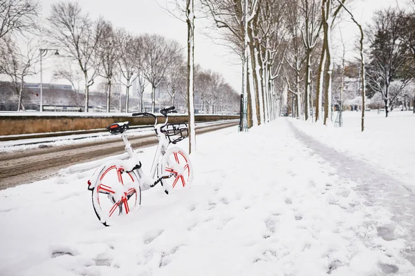 Bike Rent Parisian Street Day Heavy Snow Winter Snowfall Paris — Stock Photo, Image