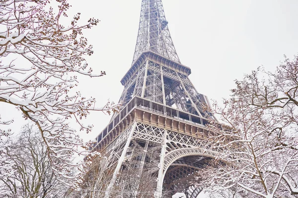 Vista Panorâmica Para Torre Eiffel Dia Com Neve Pesada Condições — Fotografia de Stock