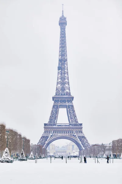 Сценический Вид Эйфелеву Башню День Обильным Снегом Необычные Погоду Париже — стоковое фото