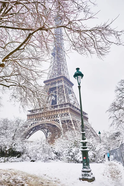 Vistas Panorámicas Torre Eiffel Día Con Mucha Nieve Condiciones Meteorológicas — Foto de Stock