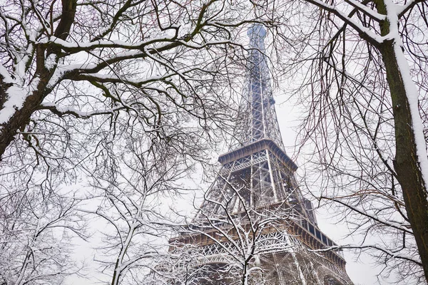 大雪の日にエッフェル塔への景色 パリで異常な天気予報 — ストック写真