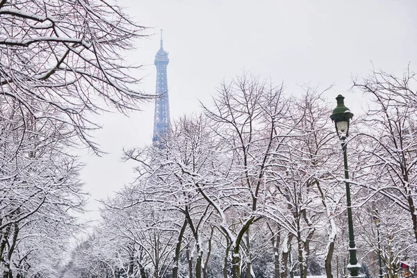 Blick Auf Den Eiffelturm Einem Tag Mit Starkem Schneefall Ungewöhnliche — Stockfoto