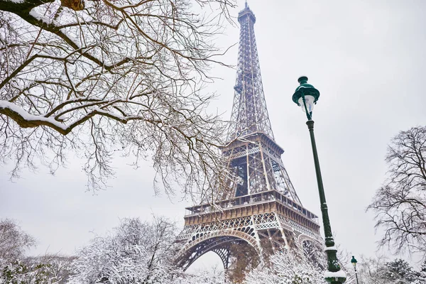 Vistas Panorámicas Torre Eiffel Día Con Mucha Nieve Condiciones Meteorológicas — Foto de Stock