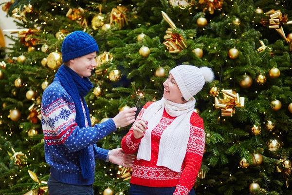 Lyckliga Paret Färgglada Tröjor Med Tomtebloss Nära Vacker Julgran Med — Stockfoto
