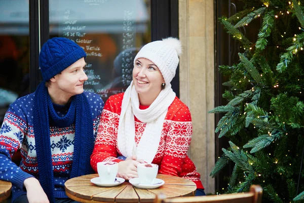 Glückliches Paar Trinkt Kaffee Weihnachtlich Dekoriertem Pariser Café — Stockfoto