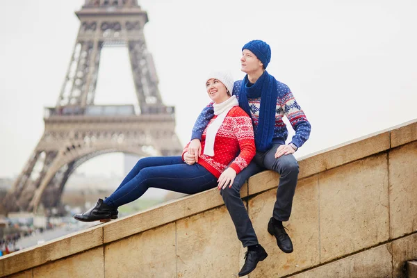 Счастливая Пара Возле Эйфелевой Башни Зимний День Поездка Париж Время — стоковое фото