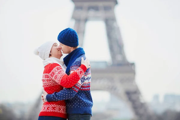 Pareja Feliz Cerca Torre Eiffel Día Invierno Viaje París Durante — Foto de Stock