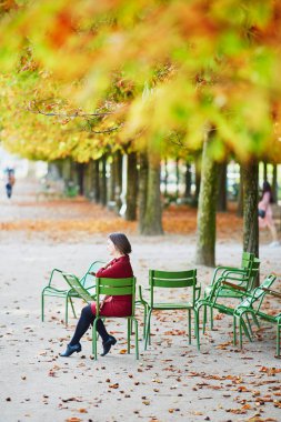 Tuileries garden Paris bir parlak sonbahar gününde güzel genç kadın. Turizm ve tatil Fransa sonbahar sezon