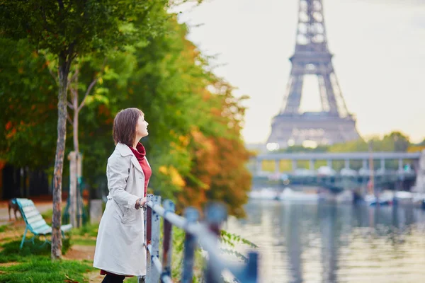 Όμορφη Νεαρή Γυναίκα Στο Παρίσι Βλέπουν Τον Πύργο Του Άιφελ — Φωτογραφία Αρχείου