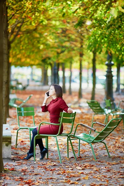 美しい若い女性明るい秋の日 パリのチュイルリーの庭で彼女の携帯電話で Selfie を撮影します 観光と秋のシーズンにフランスの休暇 — ストック写真