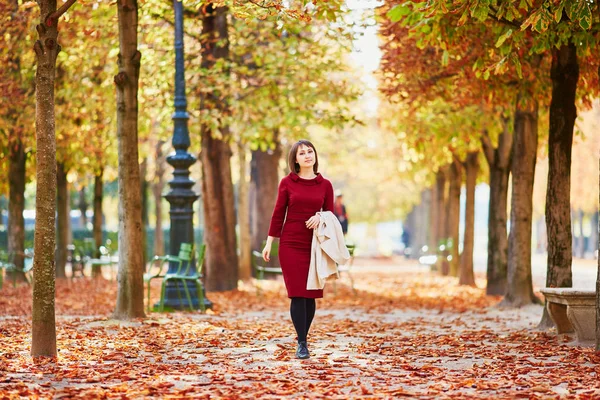 美しい若い女性パリで明るい秋の日に公園を歩いています 観光と秋のシーズンにフランスの休暇 — ストック写真