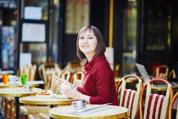 Mooie Franse Vrouw Koffie Drinken Openlucht Café Parijs Frankrijk — Stockfoto