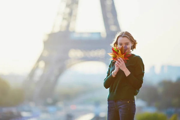 Hermosa Joven Francesa Con Racimo Hojas Coloridas Otoño Cerca Torre — Foto de Stock