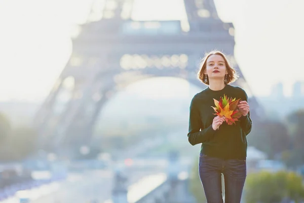 Krásná Francouzská Žena Partou Barevné Podzimní Listí Eiffelovu Věž Paříži — Stock fotografie