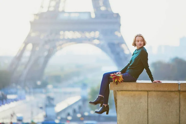 Mooie Jonge Franse Vrouw Met Bos Van Kleurrijke Herfst Bladeren — Stockfoto