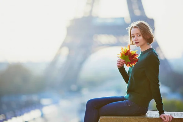 Beautiful Young French Woman Bunch Colorful Autumn Leaves Eiffel Tower — Stock Photo, Image